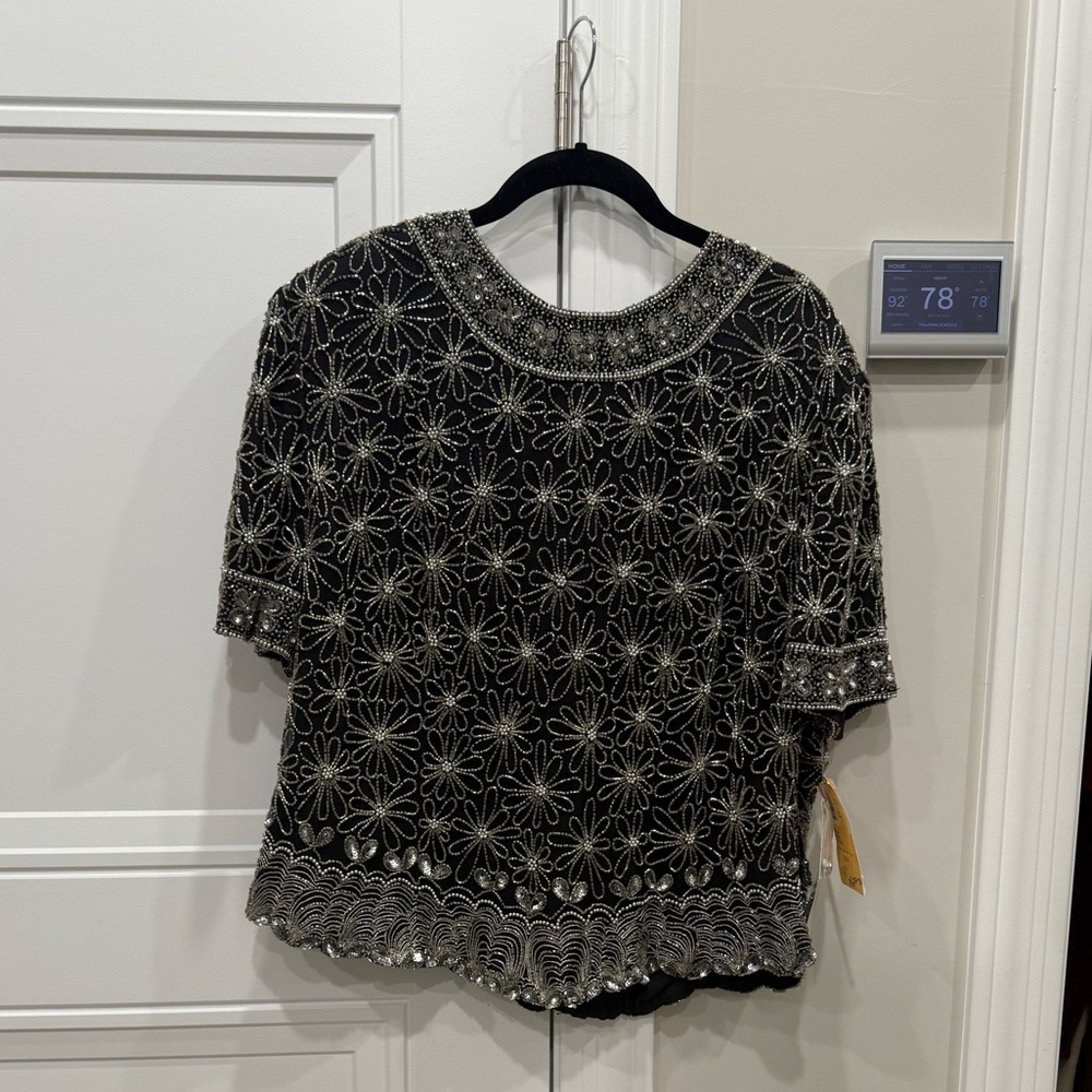 Women’s brand new Papell Boutique Black and Silver Floral Top‎